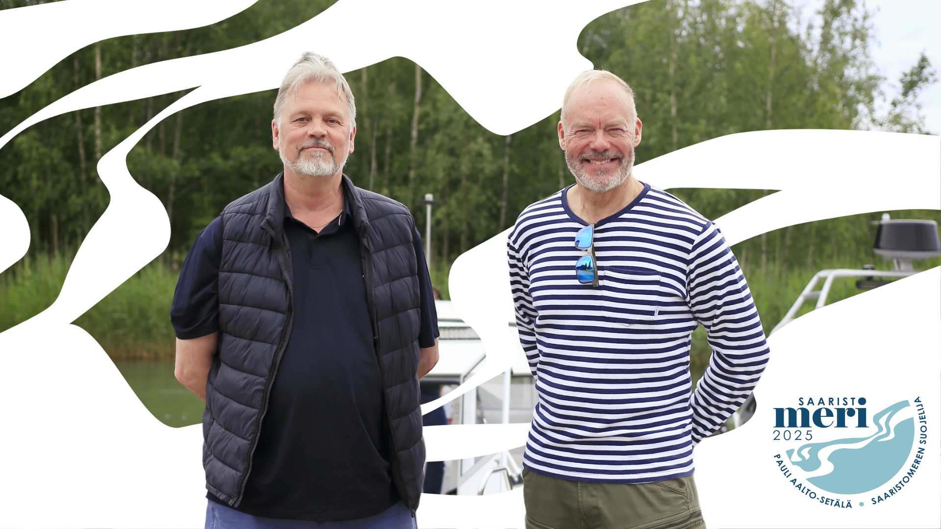 Kaksi henkilöä, ranta taustalla, toisella liivi ja toisella raitapaita.