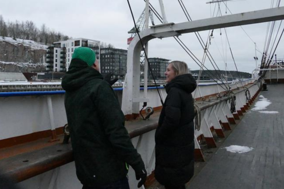 Kaksi henkilöä museolaiva Suomen Joutsenen kannella.