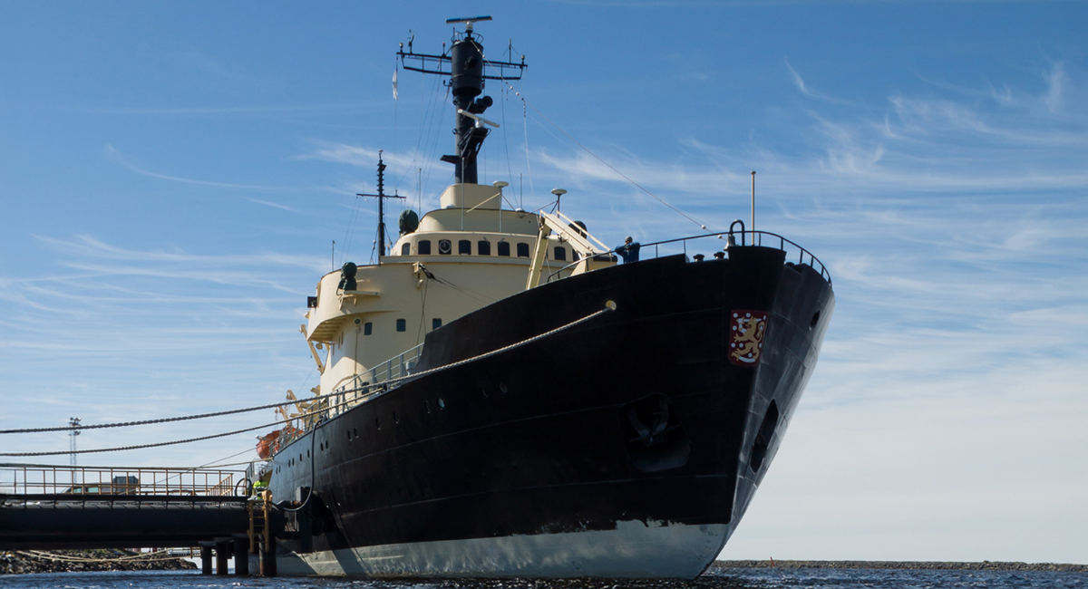 Jäänmurtaja Sampo satamassa.