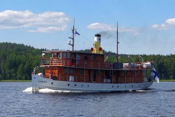 Höyrylaiva lokki vedessä.