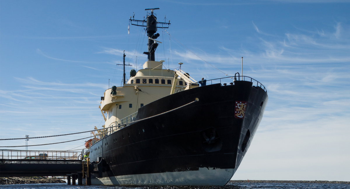 Jäänmurtaja Sampo kuvattuna edestäpäin vedessä.