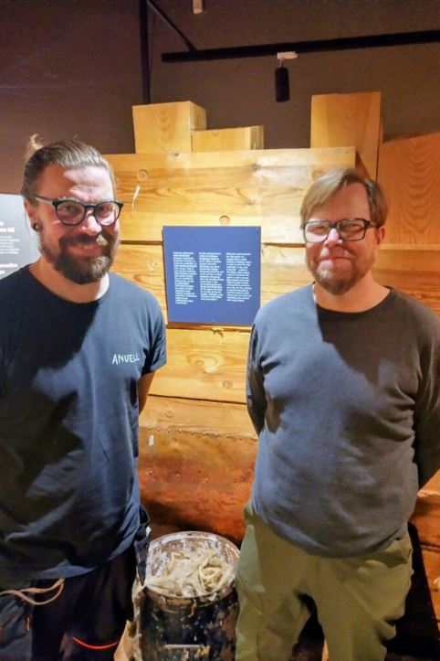 Kaksi henkilöä museon näyttelyssä.