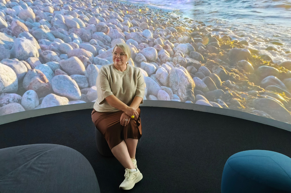Valokuva kumppanuuspäällikkö Johanna Vainiosta saaristonäyttelyssä.